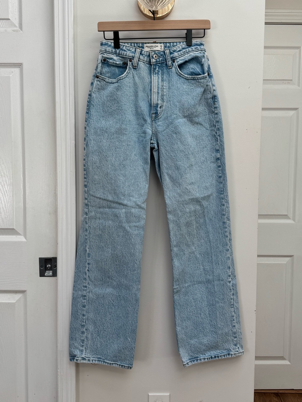 Abercrombie & Fitch The ‘90s Relaxed High Rise Light Wash Jeans